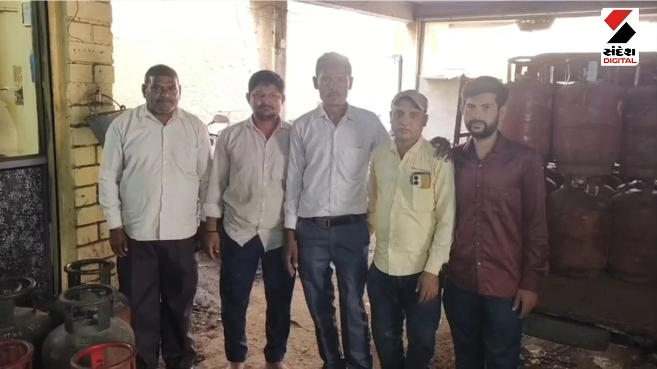 Surendranagar News: Traders Outraged Over Janani Hospital Releasing Dirty Water in Public