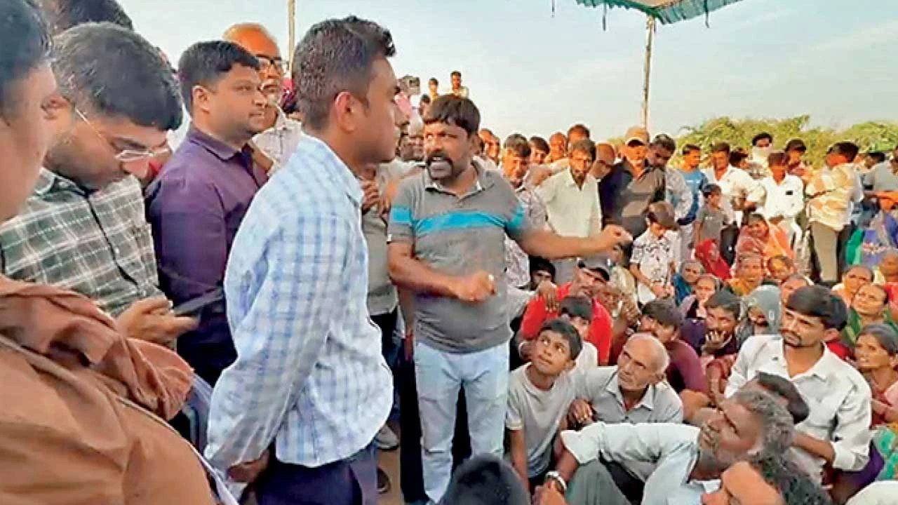 Surendranagar : હરિ૫રના લોકસંવાદ કાર્યક્રમમાં પ્રજાનો વિરોધ જોઈ બાબુઓએ ચાલતી પકડી